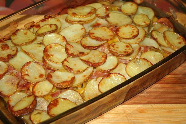 Картофель с беконом и кабачками