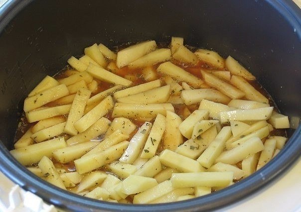 Вкусная картошка в мультиварке на режиме “Выпечка”.