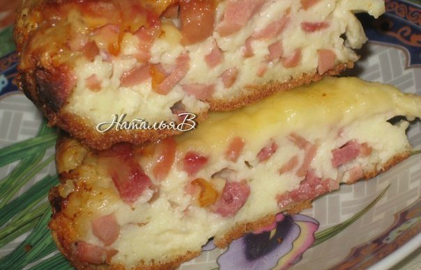 Пицца-пирог с колбасно-сырной начинкой