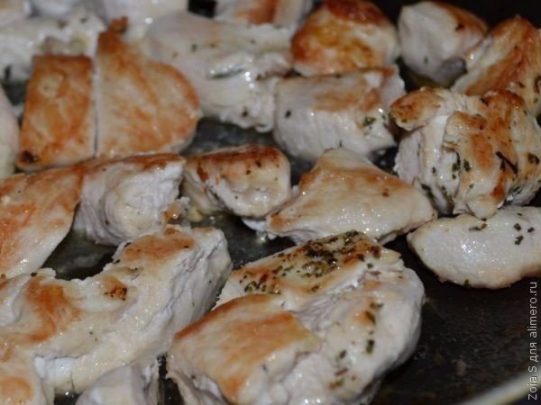 Надоело готовить просто курицу? Попробуйте что-то новенькое — картофельная запеканка с курицей!