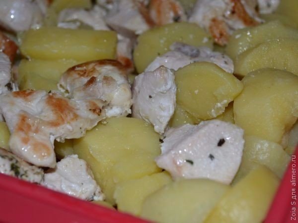 Надоело готовить просто курицу? Попробуйте что-то новенькое — картофельная запеканка с курицей!