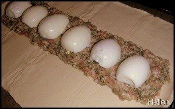 Мясной рулет с яйцом