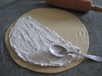 Пирог с творогом, сыром и салями («Кальцоне»)
