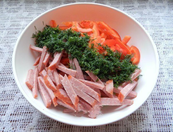 Салат с копченой колбасой и огурцами. 