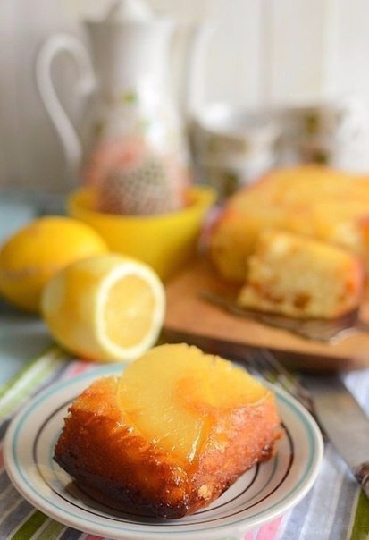 Совершенно божественный пирог, просто чудо! Нежный бисквит, сочный ананас, сливочная карамель пропитывает все стенки пирога – пальчики оближешь! 