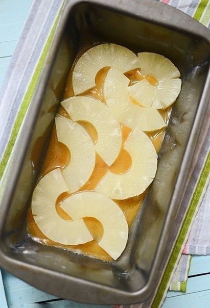 Совершенно божественный пирог, просто чудо! Нежный бисквит, сочный ананас, сливочная карамель пропитывает все стенки пирога – пальчики оближешь! 