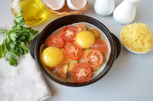 Яичница с кабачками и помидорами