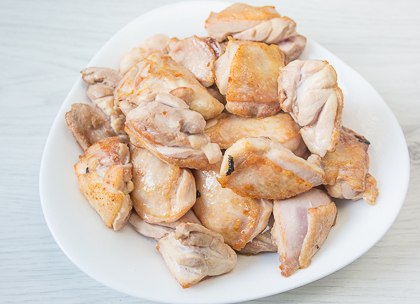 Рагу из курицы с колбасками и тыквой