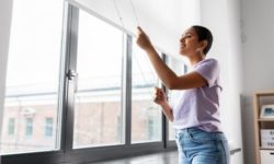 Рулонные шторы для офисных и коммерческих помещений: преимущества и возможности применения