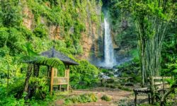 Великолепие водопада Капас Биру на острове Ява: природное чудо Индонезии